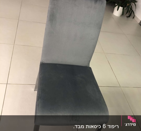 כיסא מרופד בבד אפור על רצפה בהירה
